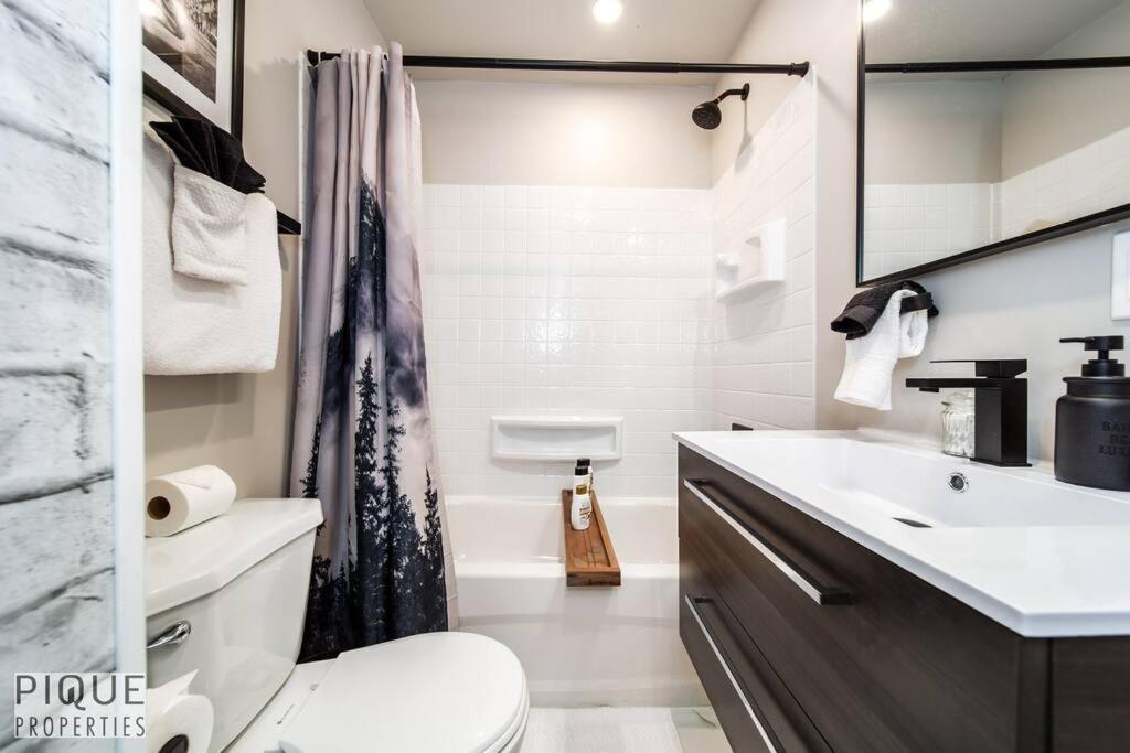 Park Life Retreat - King Bed - Pet Friendly - Sleeps 6 * Edmonton