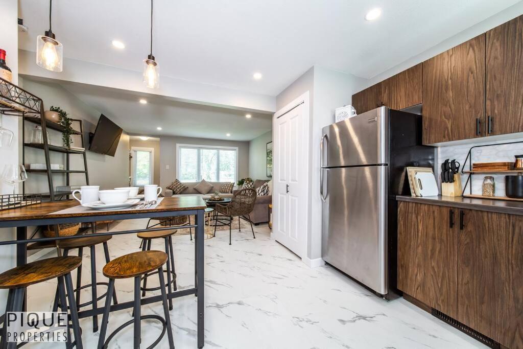Apartment Park Life Retreat - King Bed - Pet Friendly - Sleeps 6 Edmonton
