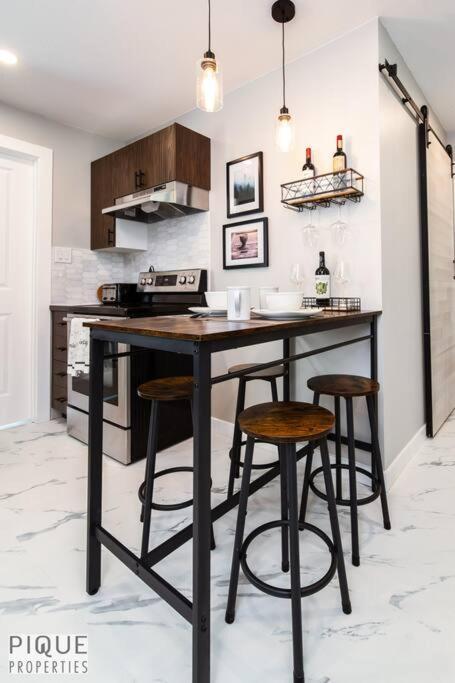 Park Life Retreat - King Bed - Pet Friendly - Sleeps 6 * Edmonton
